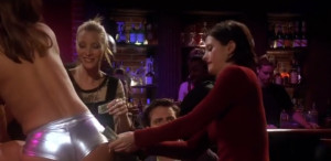 Monica y Phoebe pagando por baile