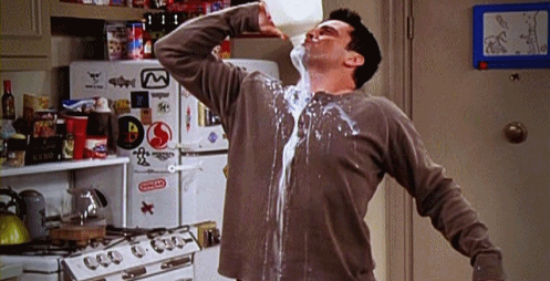 Joey de Friends tomando leche