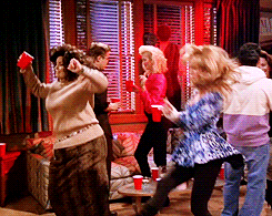 Monica y Rachel de friends bailando en una fiesta