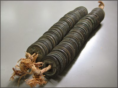 Varias monedas metálicas apiladas