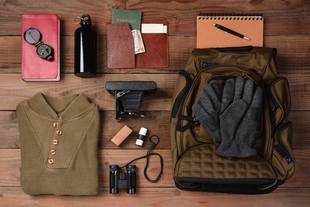 Kit de Viaje: Suéter, Libreta. brújula, termo, cartera, mochila, guantes y cámara