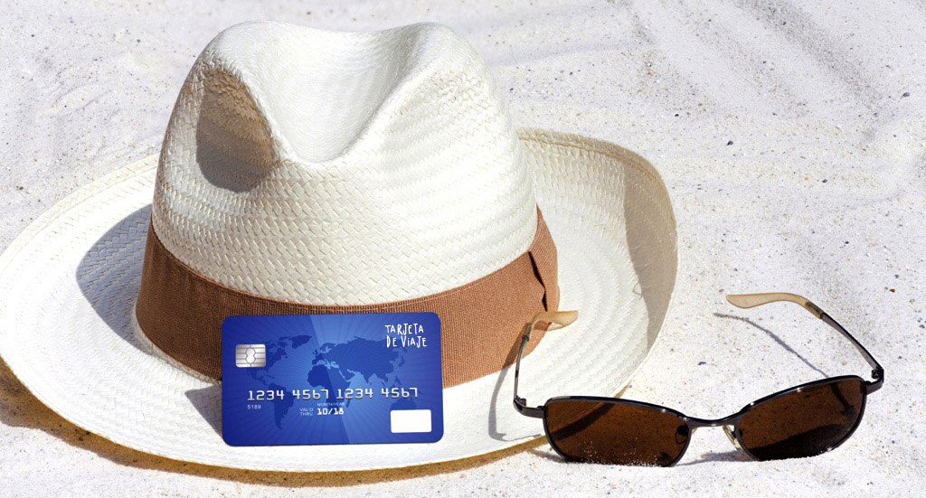 Sombrero, tarjeta y lentes de sol encima de arena de playa