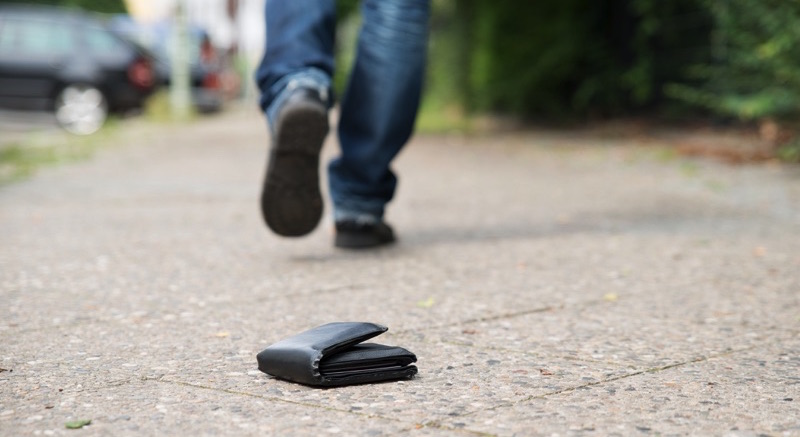 Hombre caminando, olvido su cartera