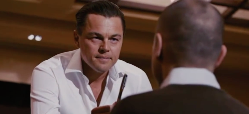 Leonardo DiCaprio enojado enfrente de otro hombre