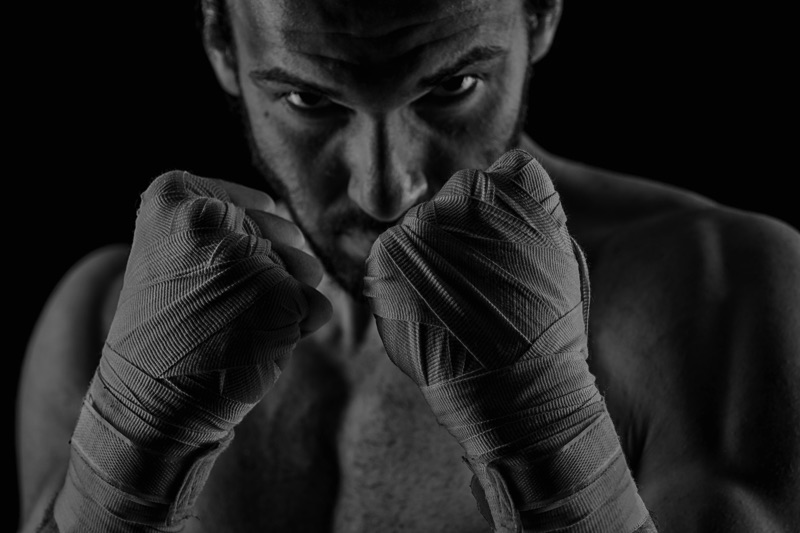 Boxeador con puños alzados