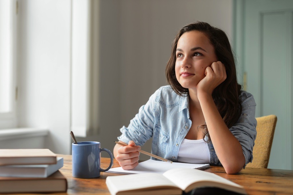 Chica en un escritorio pensando