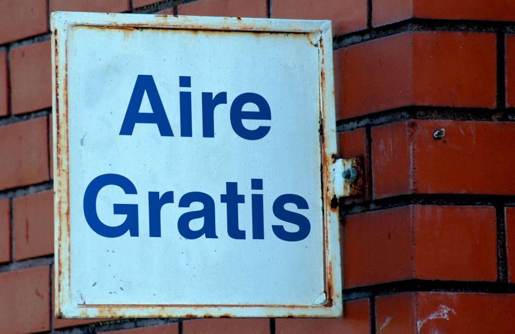 Letrero en un edificio que dice: Aire Gratis