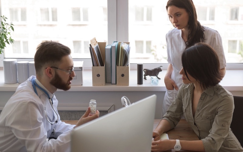 Mujer en una consulta con el doctor