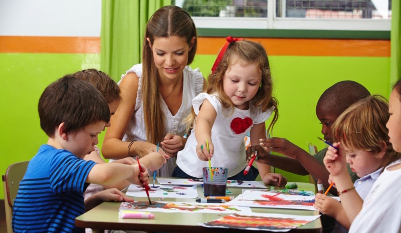 Kinder con muchos niños pintando