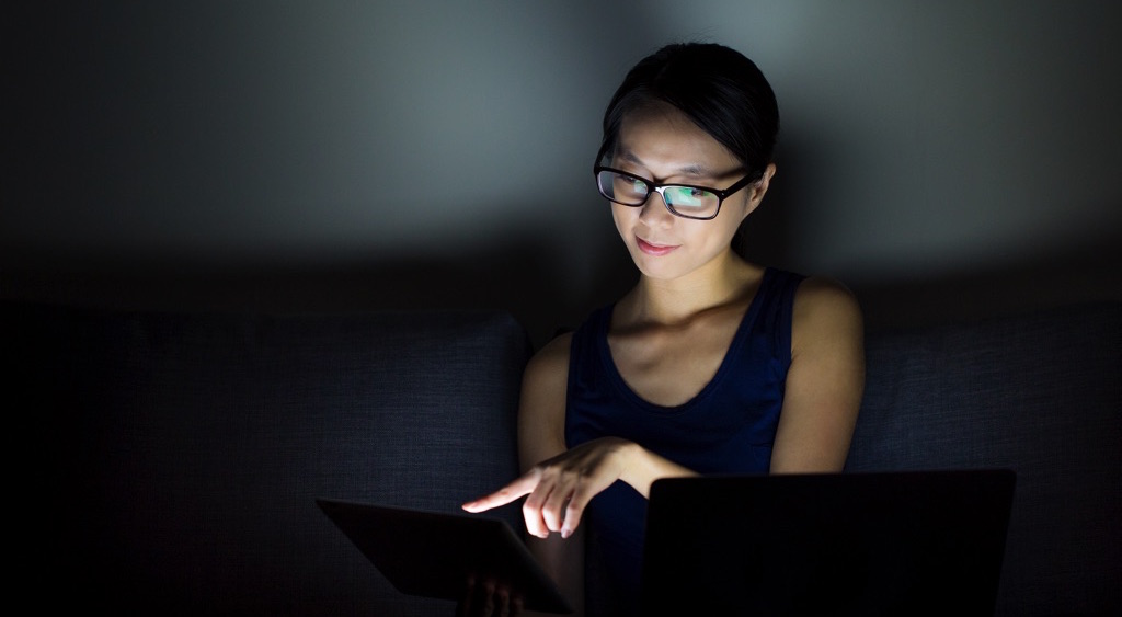 Mujer leyendo en una tableta