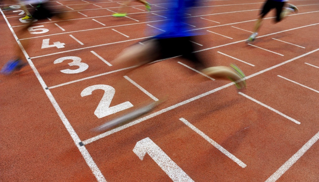 Personas corriendo a gran velocidad en un maratón