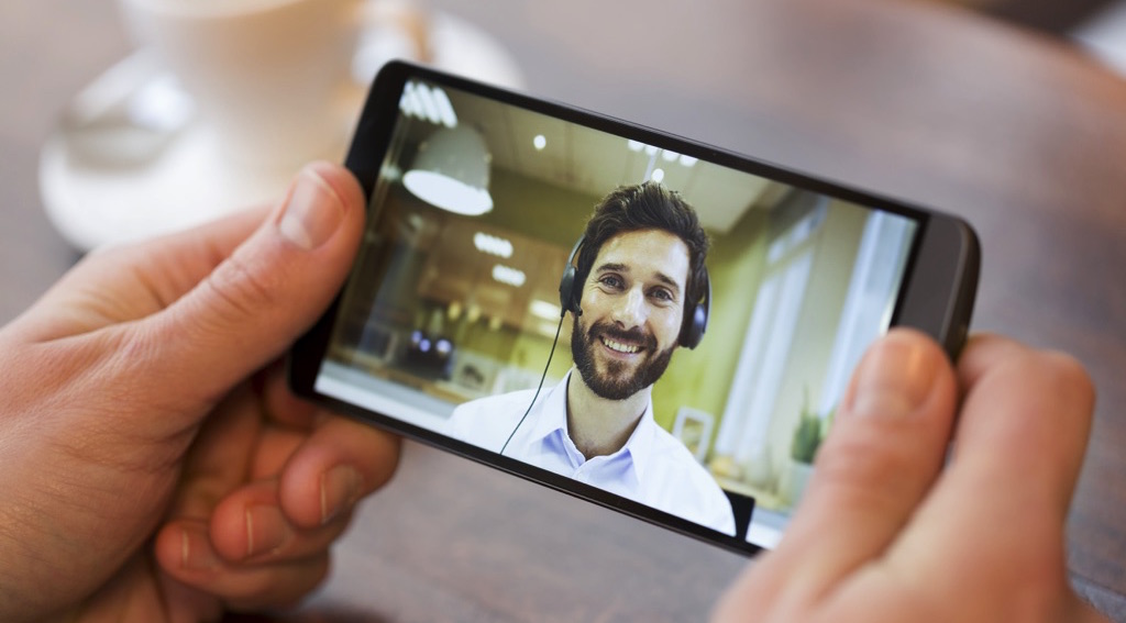 Persona hablando con un hombre por videollamada