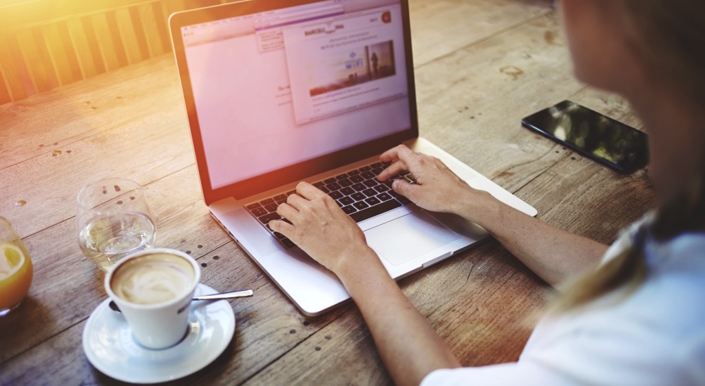 Mujer con una laptop 