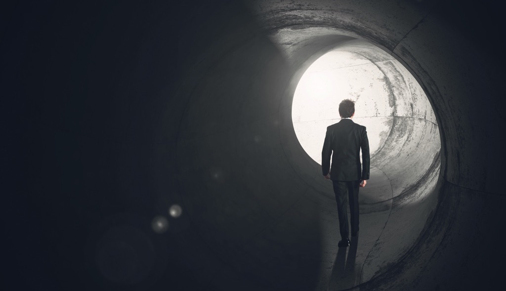hombre con traje caminando en un tunel 