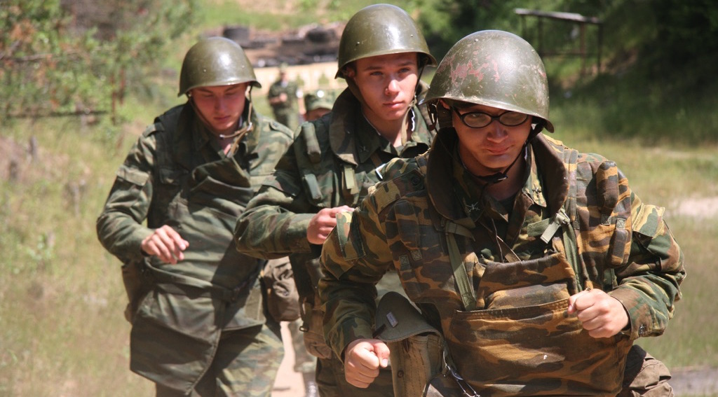 grupo de jóvenes en entrenamiento militar