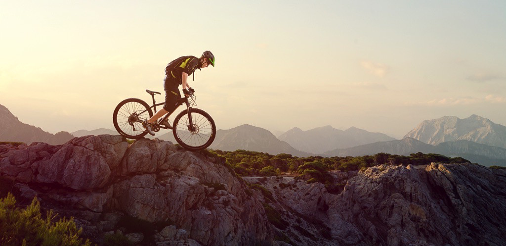 Hombre en una montaña andando en bicicleta