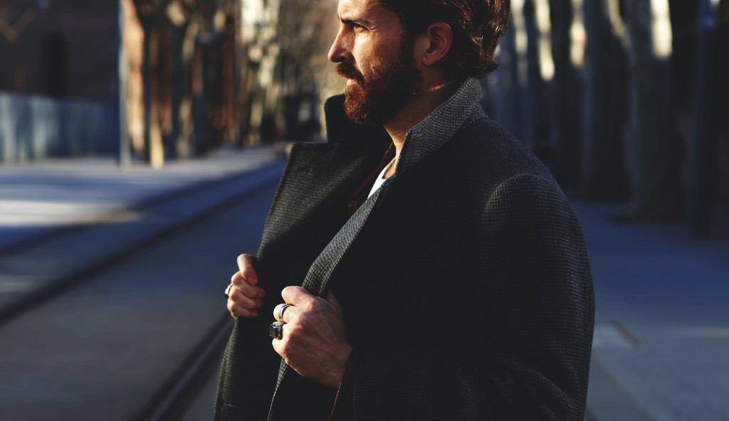 Hombre con un abrigo elegante en la calle