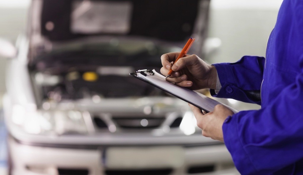 Persona revisando un auto