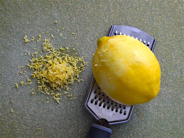 corta la cáscara del limón amarillo con un rallador