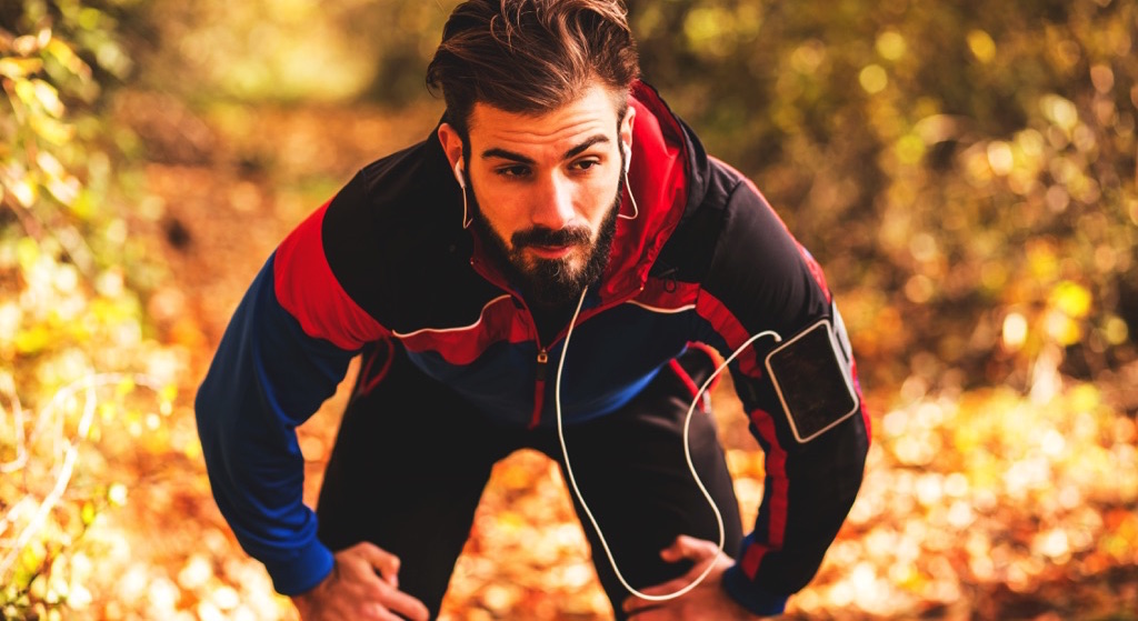 Hombre tomando un descanso después de correr