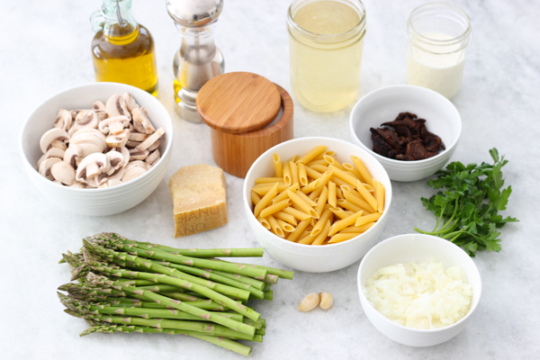 Ingredientes: 4 cucharaditas de aceite, 450 gr de espárragos, 1 cebolla picada, 240 gr de champiñones en rodajas, ¼ de taza de hongo porcini, 2 dientes de ajo picados, 240 gr de pasta cruda, 3 tazas de caldo de pollo o de verduras, ½ taza de crema de leche, 1-2 cucharadas de perejil picado, sal y pimienta molida negro al gusto, ¼ de taza de queso parmesano y para decorar un perejil fresco picado