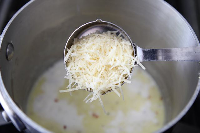 Se agrega a la mezcla sal, pimienta, queso parmesano y pimientos rojos revolviendo todo, una vez que ya este espesa apaga el fuego y déjalo la salsa a un lado