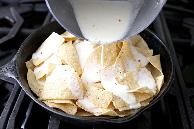 Primero precalienta el horno a 400 grados DF, después coloca los chips en una bandeja adecuada para horno y coloca encima la salsa de crema de ajo