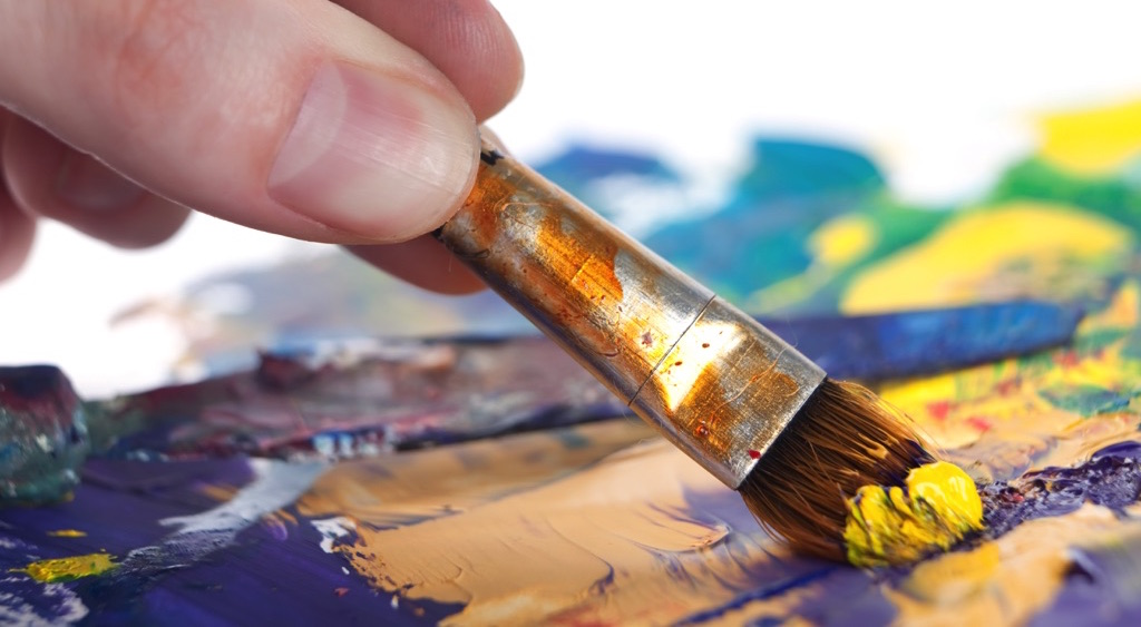 Persona pintando un cuadro al óleo