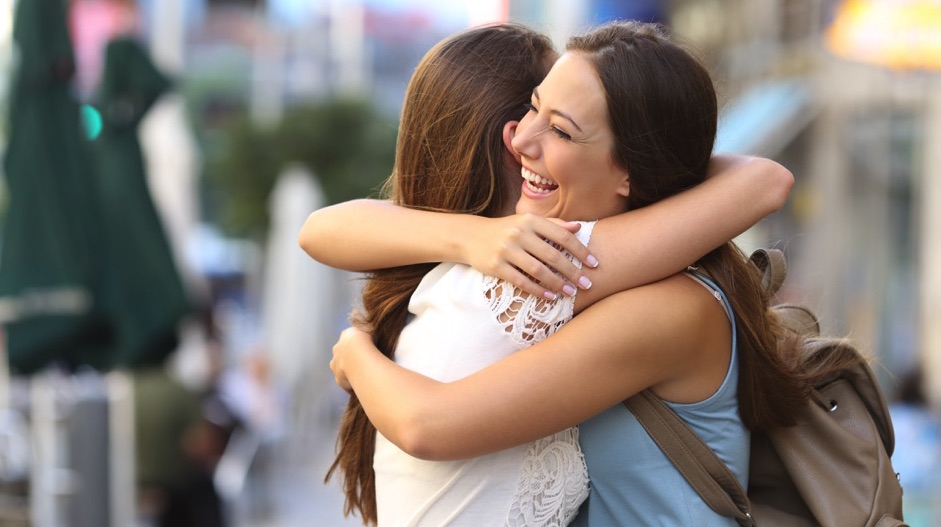 Dos amigas abrazándose