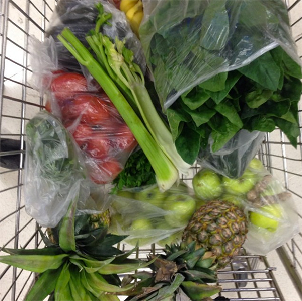 Frutas y verduras en un carrito