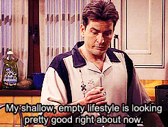 Escena de Two and a Half Men, hombre dice: My shallow, empty lifestyle is looking pretty good right about now