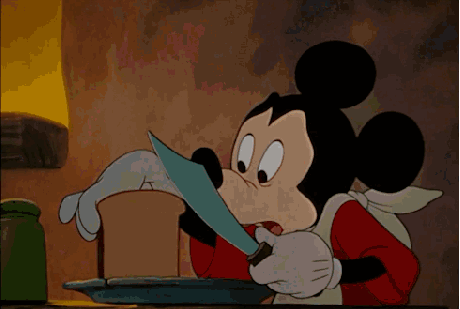 Mickey Mouse cortando una rebanada de pan