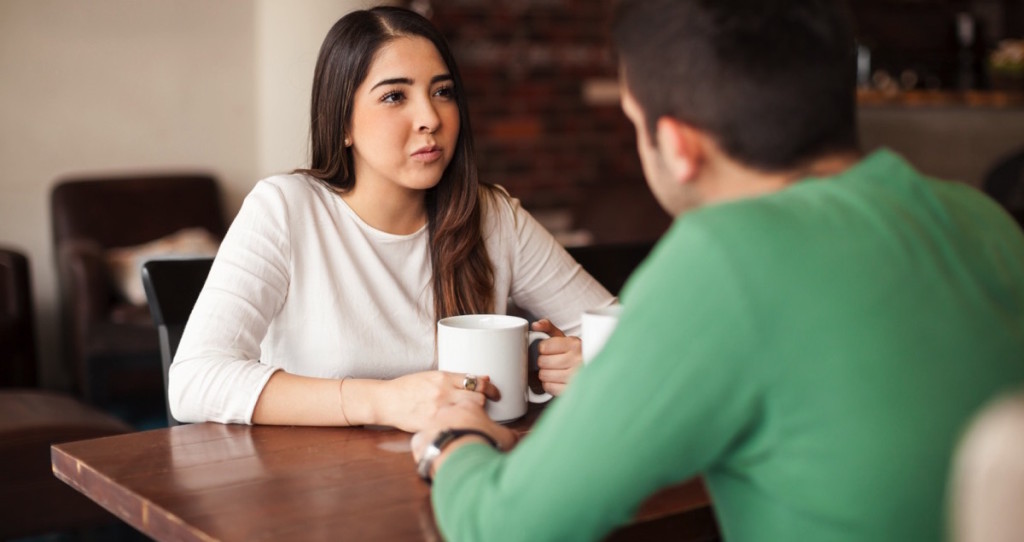 Una pareja hablando en una cafetería