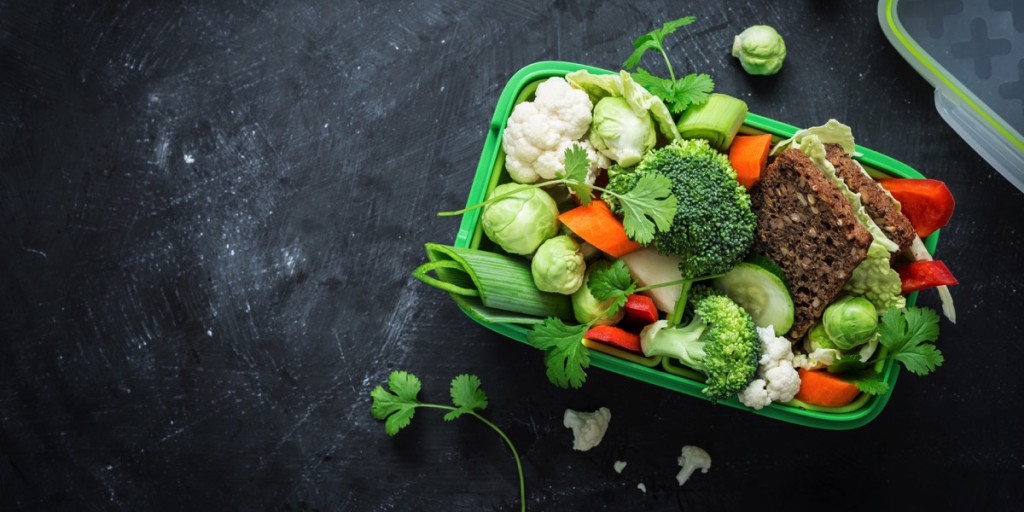 Canasta llena de verduras