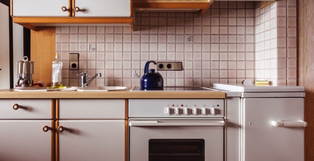 Cocina con estilo vintage y pared de mosaicos color crema