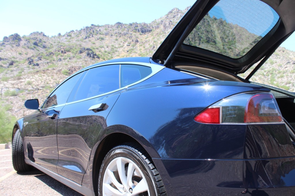 Tesla azul en un fondo de montañas