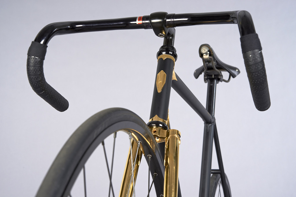 Bicicleta lujosa con detalles en color oro