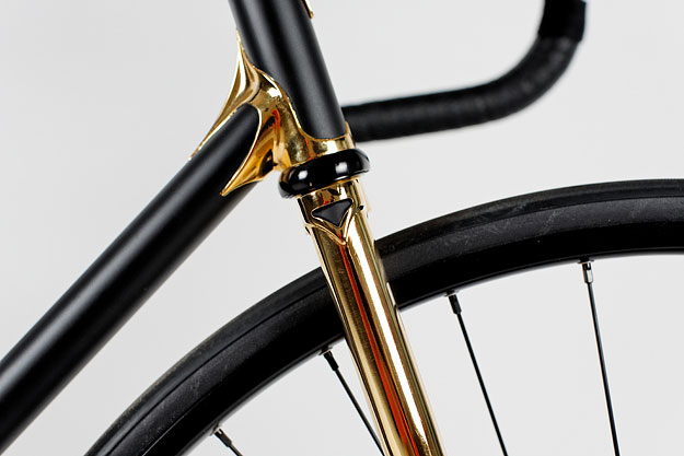 Bicicleta lujosa con detalles en color oro
