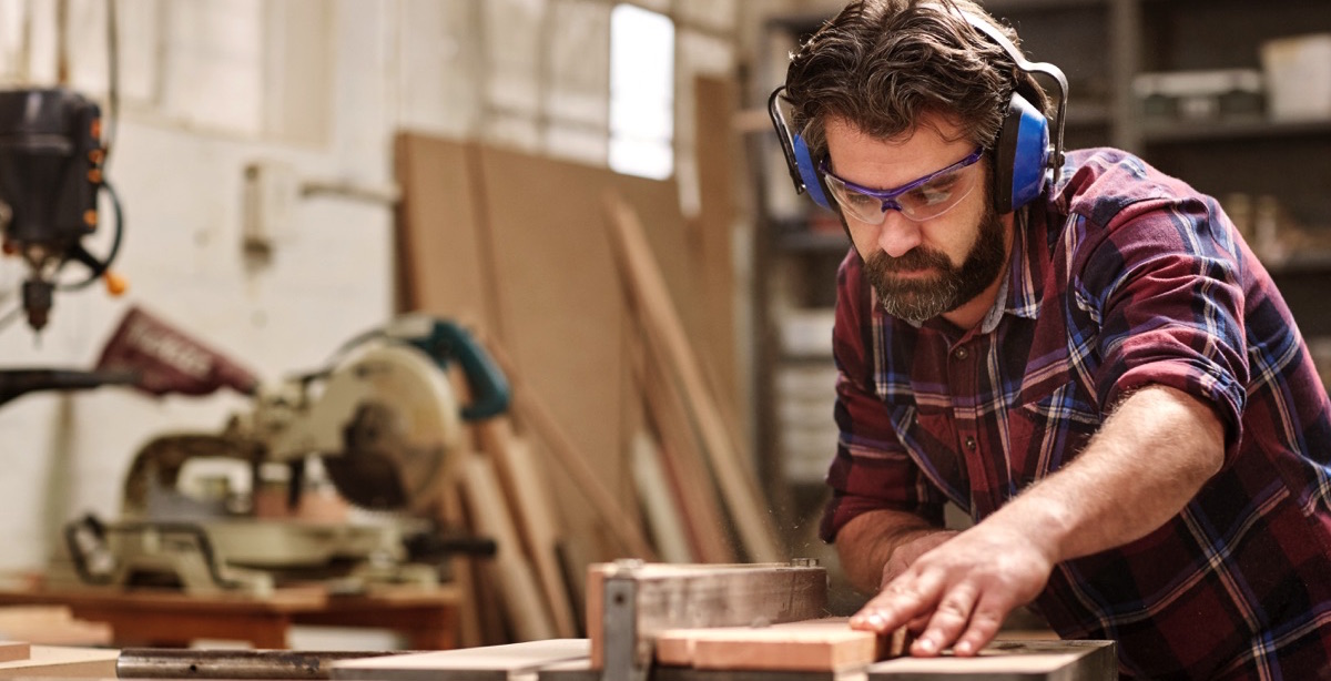 Hombre trabajando en una carpinteria 