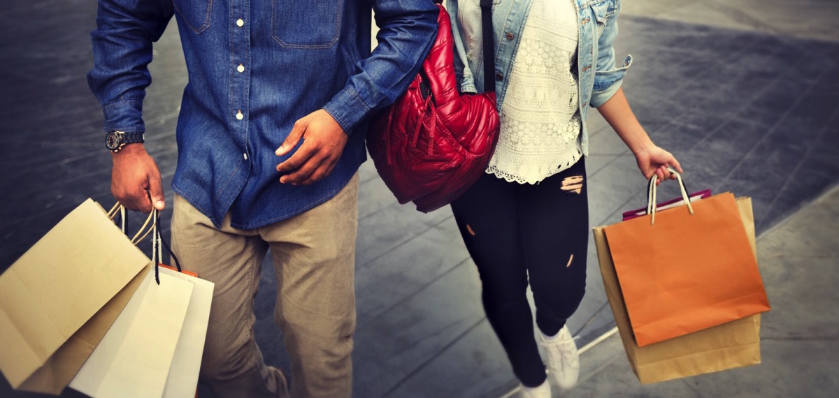 Pareja con bolsas de compras en las manos