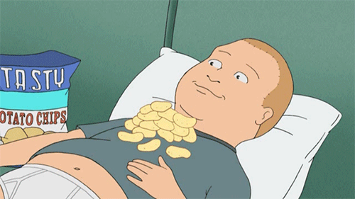 Hombre acostado en su cama comiendo fritos