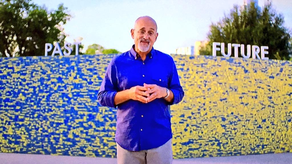 Hombre en un campo con un letrero que dice Past y otro que dice Future