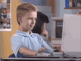 Niño usando una computadora