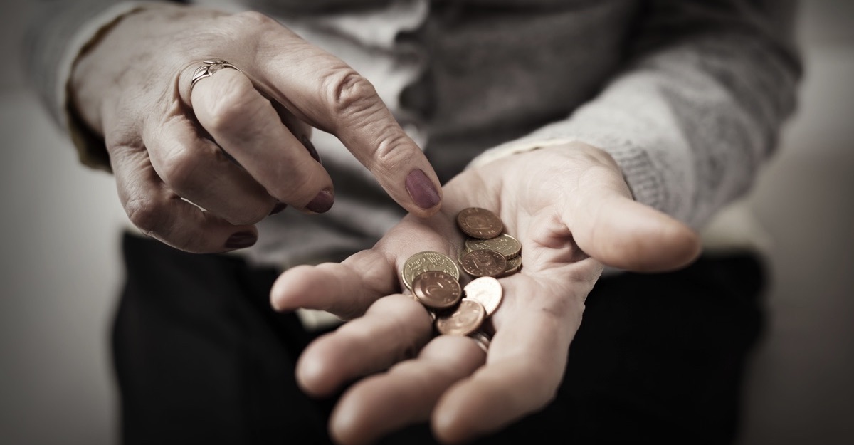 Mujer contando centavos en su mano