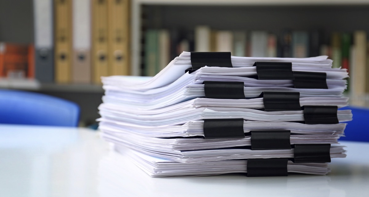Oficina con muchos documentos en el escritorio