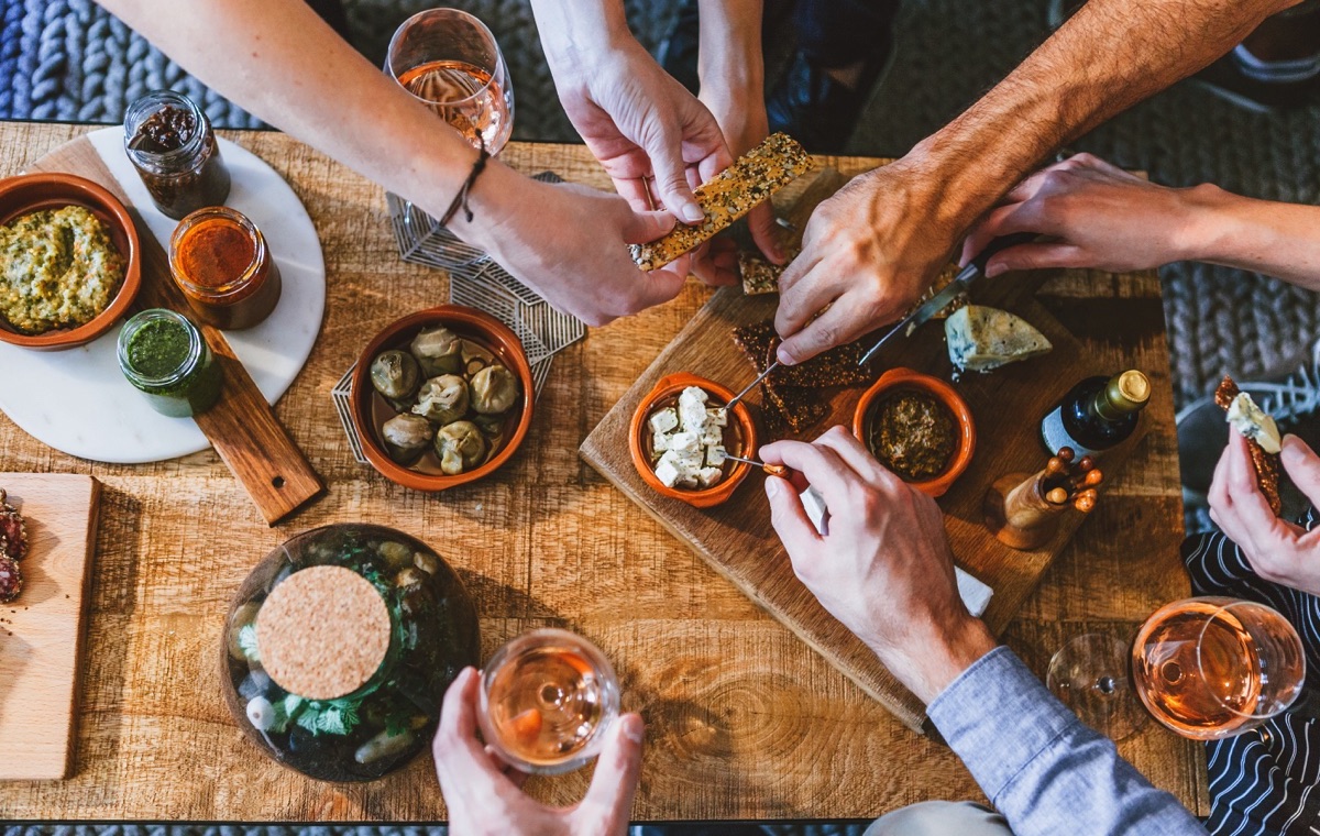 Grupo de amigos comiendo juntos