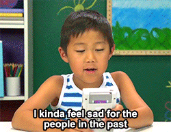 Niño asiático diciendo que se siente triste por la gente del pasado