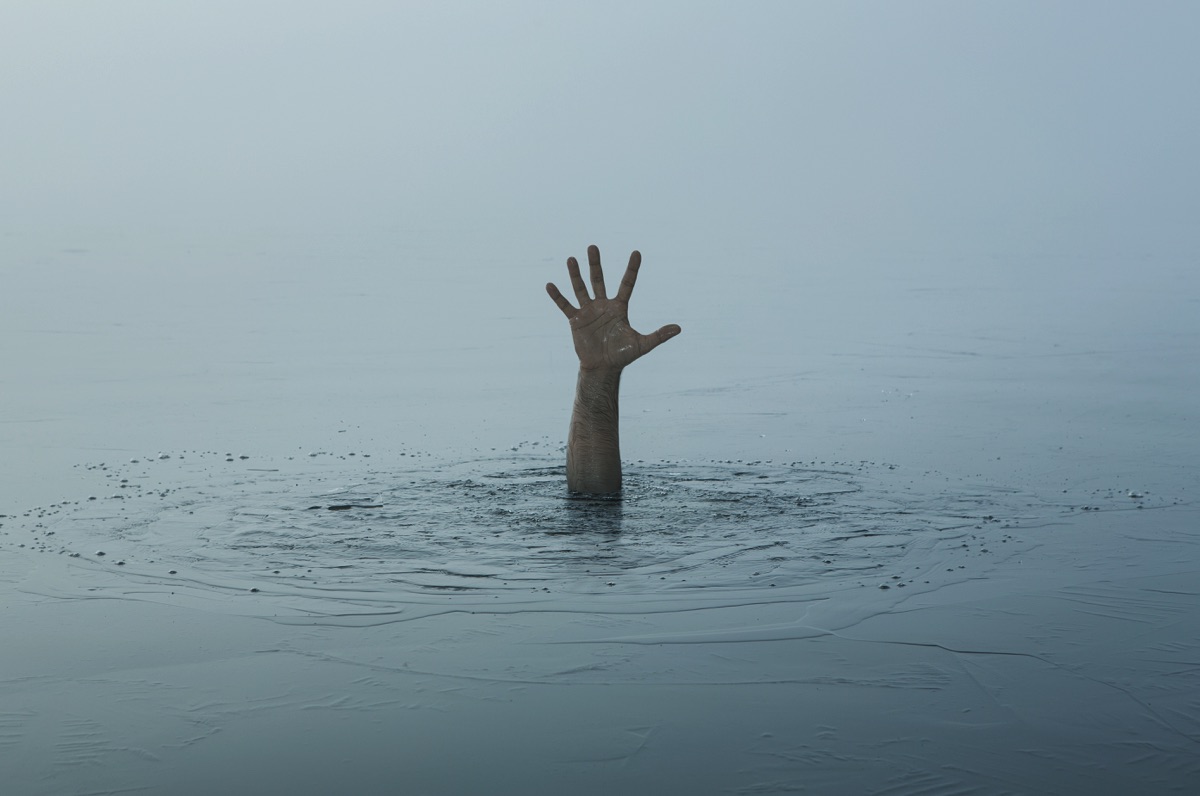 Persona ahogándose en el océano