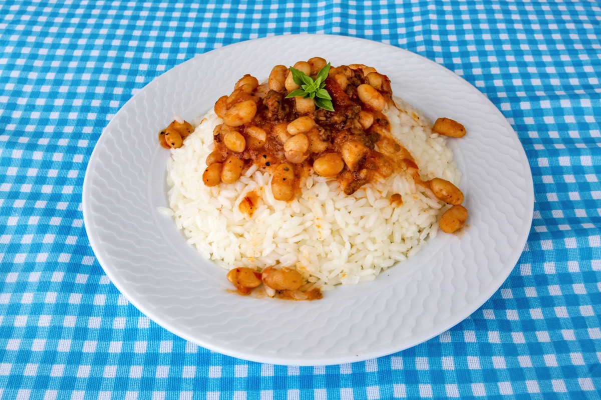 Plato de arroz sobre un mantel de cuadros blancos con azul