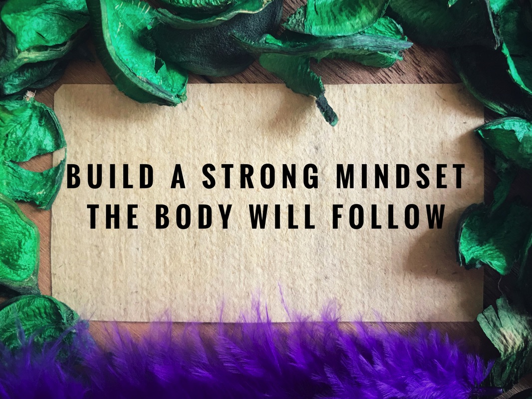 Frase en una tapete: Build a strong mindset, the body will follow